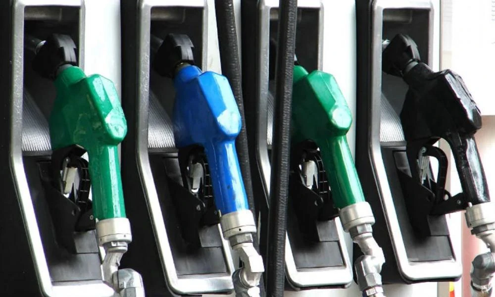 Ο λόγος που πληρώνουμε ακριβότερα καύσιμα με την ίδια τιμή αργού πετρελαίου